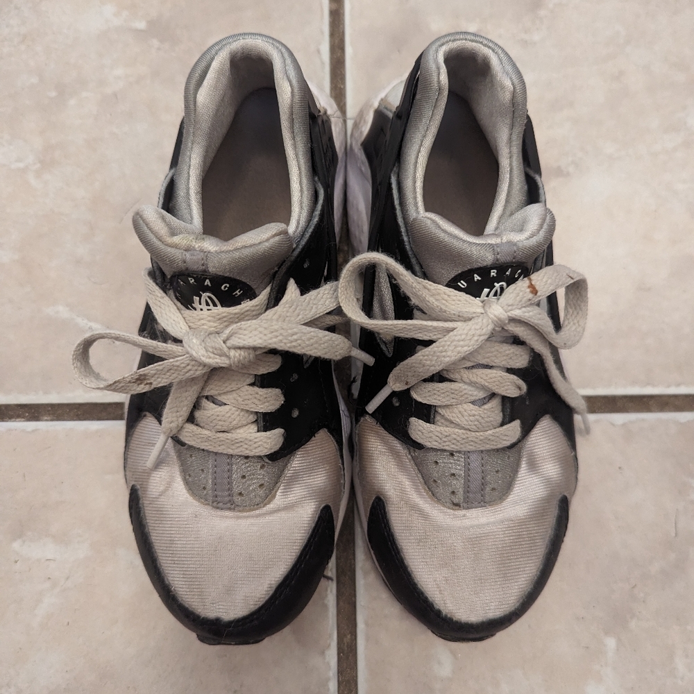 Boys Nike Huarache, white black, size 3.5y